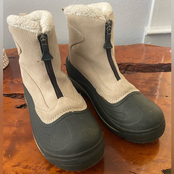 Fuzzy waterproof Columbia Boots - Picture 2 of 4